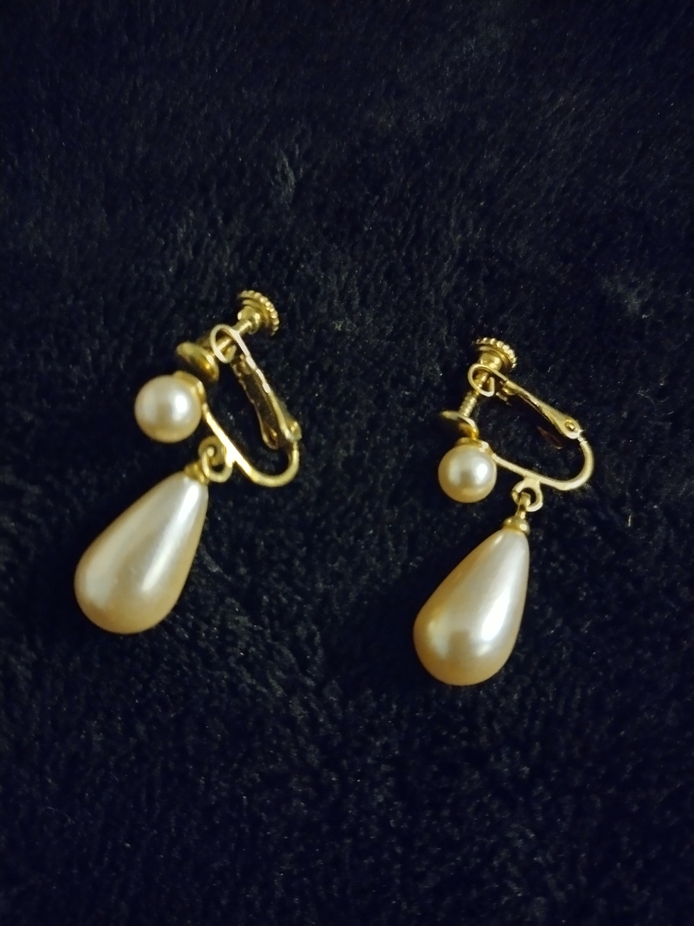 Vintage Gold Tone Pearl Drop Clip-On Earrings - Classic Cream Pearls